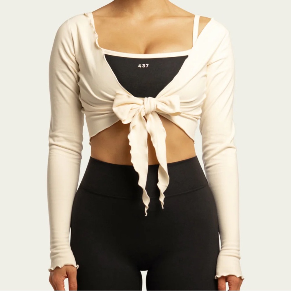 NEW 437 wrap top cream